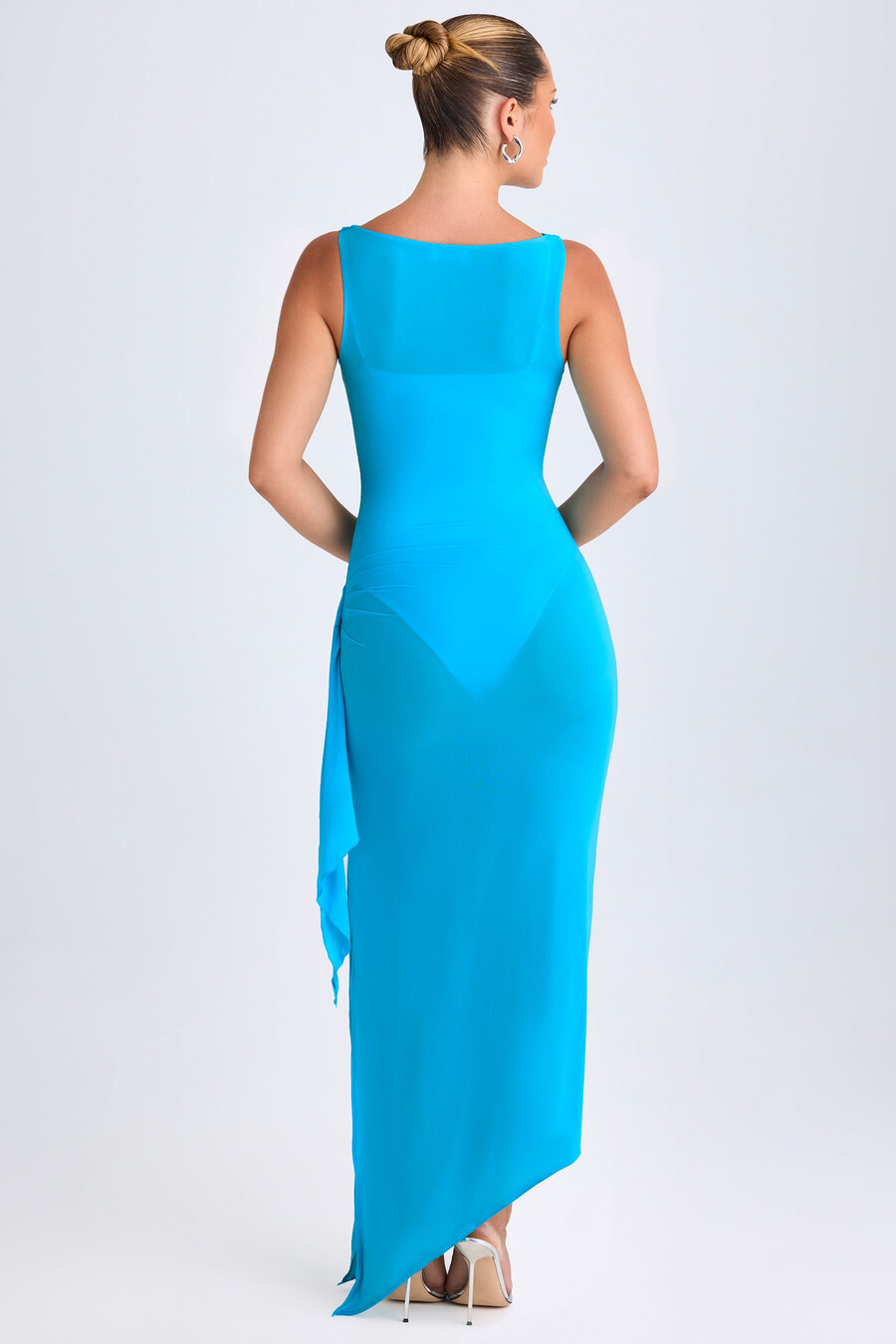 vestido midi com gola drapeada e detalhes em babados na cor azul-turquesa