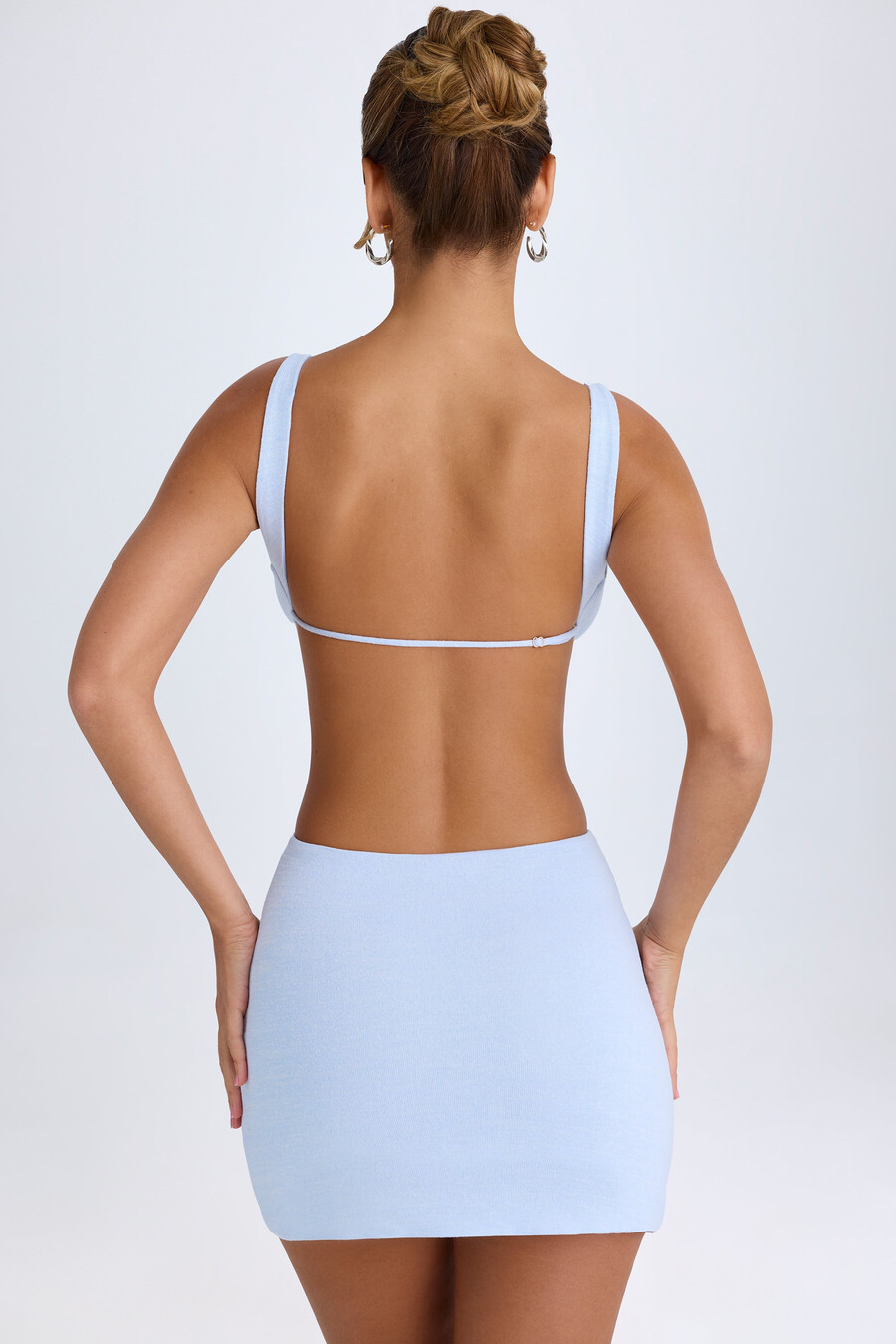 vestido curto evasê com recortes na cor azul pervinca