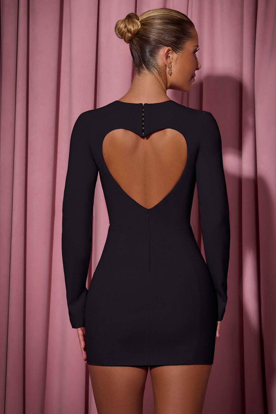 vestido curto justo com detalhe de coração recortado na cor preta.
