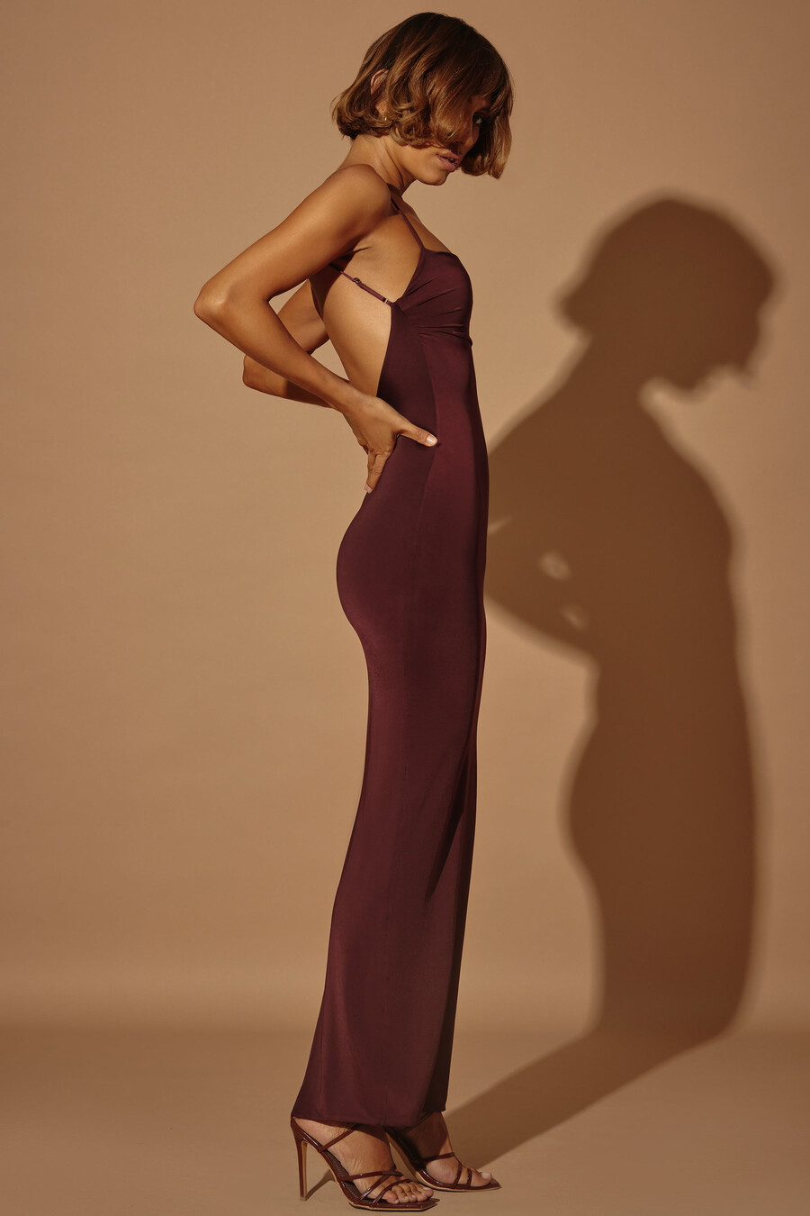 vestido longo justo e franzido na cor marrom