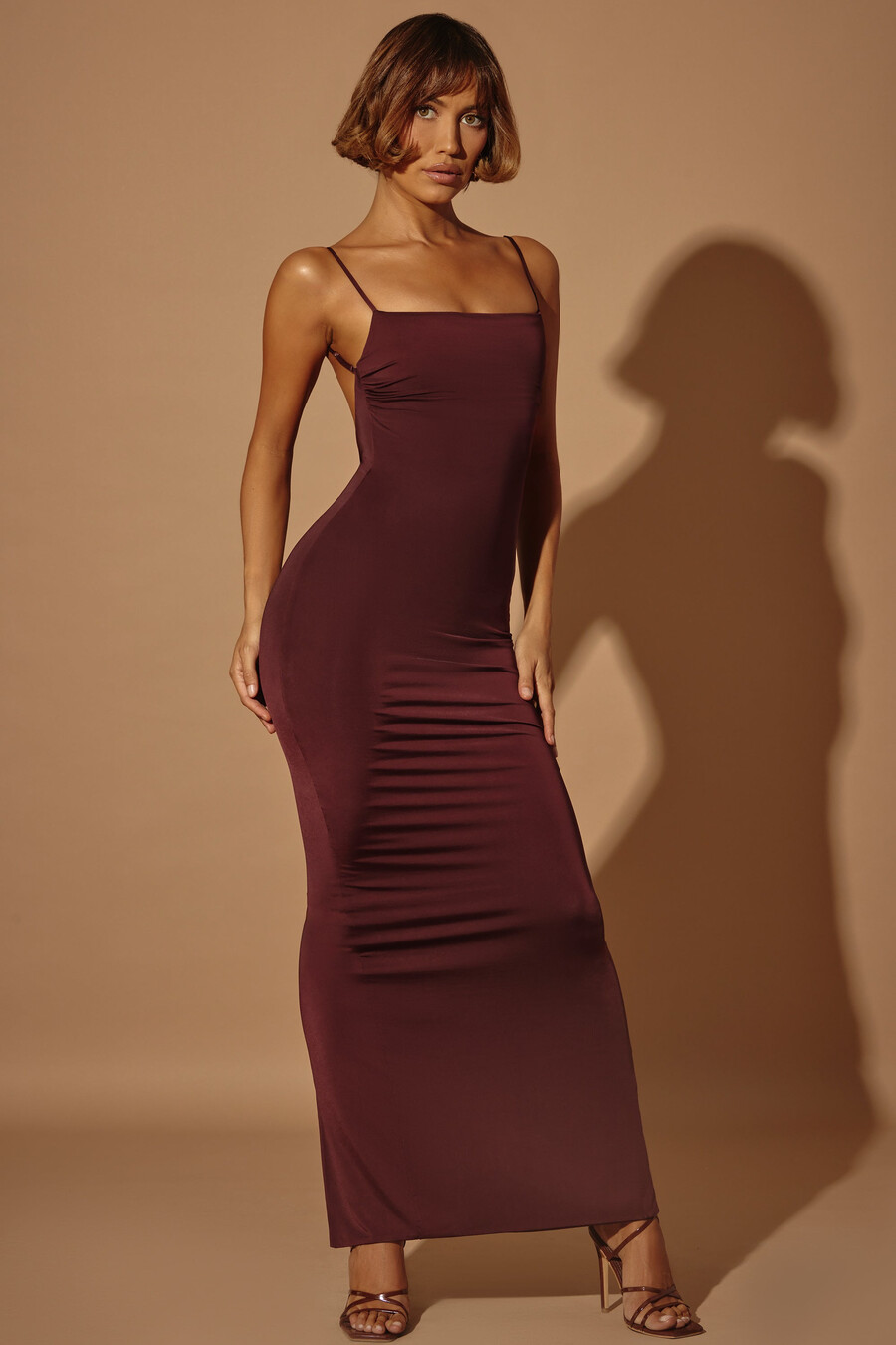 vestido longo justo e franzido na cor marrom