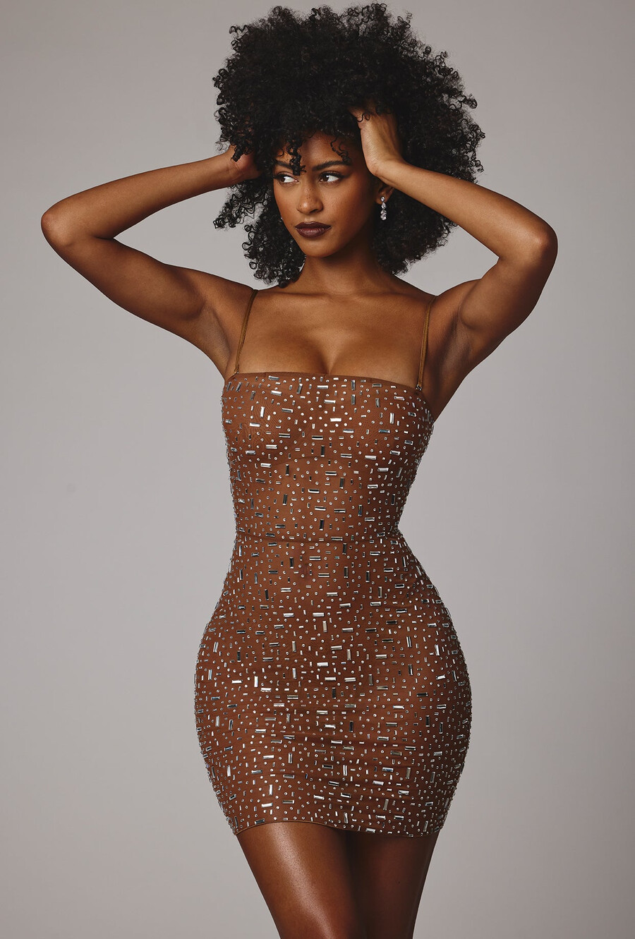 vestido curto justo e transparente com aplicações na cor mocha.