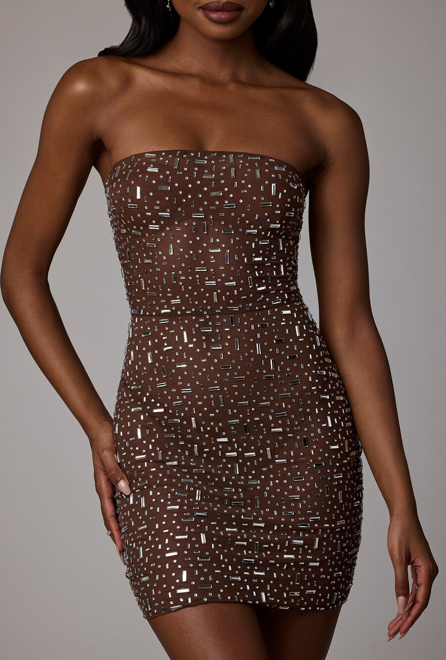 vestido curto justo e transparente com aplicações na cor cacau escuro.