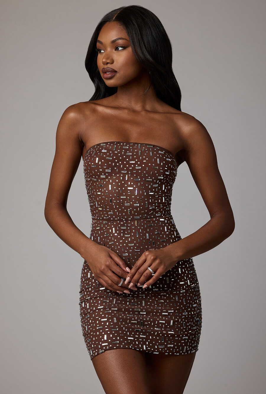 vestido curto justo e transparente com aplicações na cor cacau escuro.