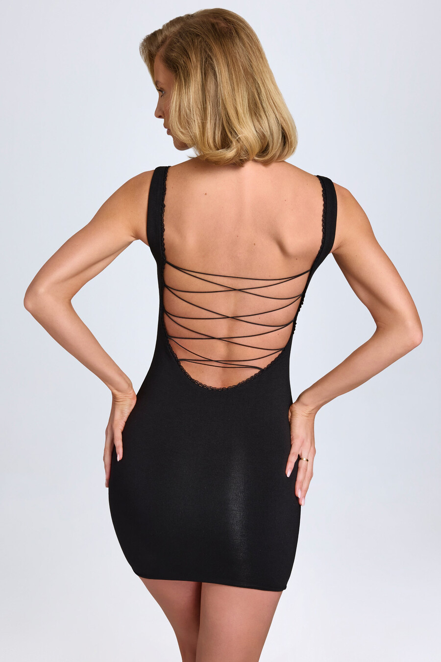 vestido curto justo ao corpo em modal com detalhes em renda preta.