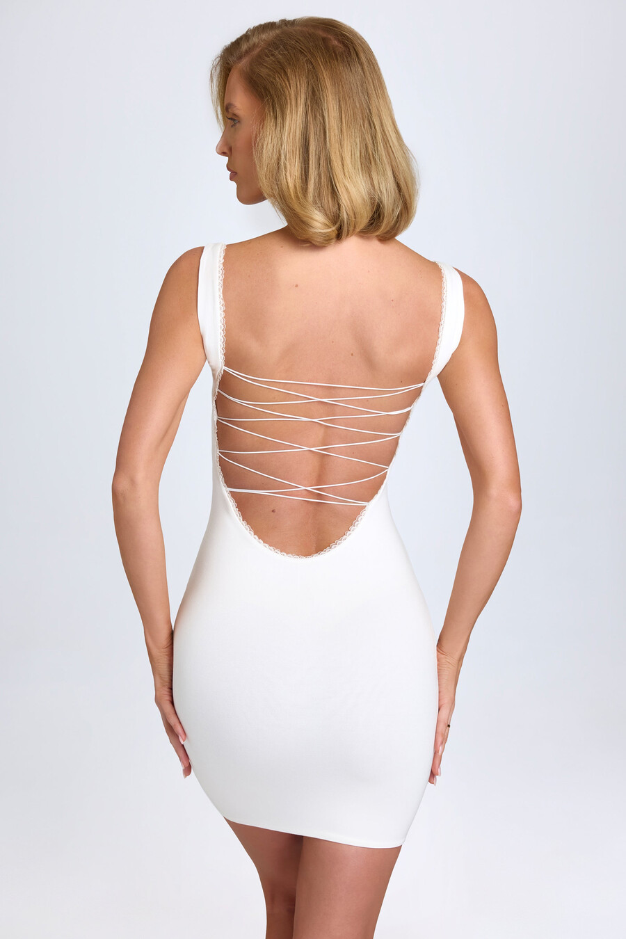 vestido curto justo ao corpo em modal com detalhes em renda branca.