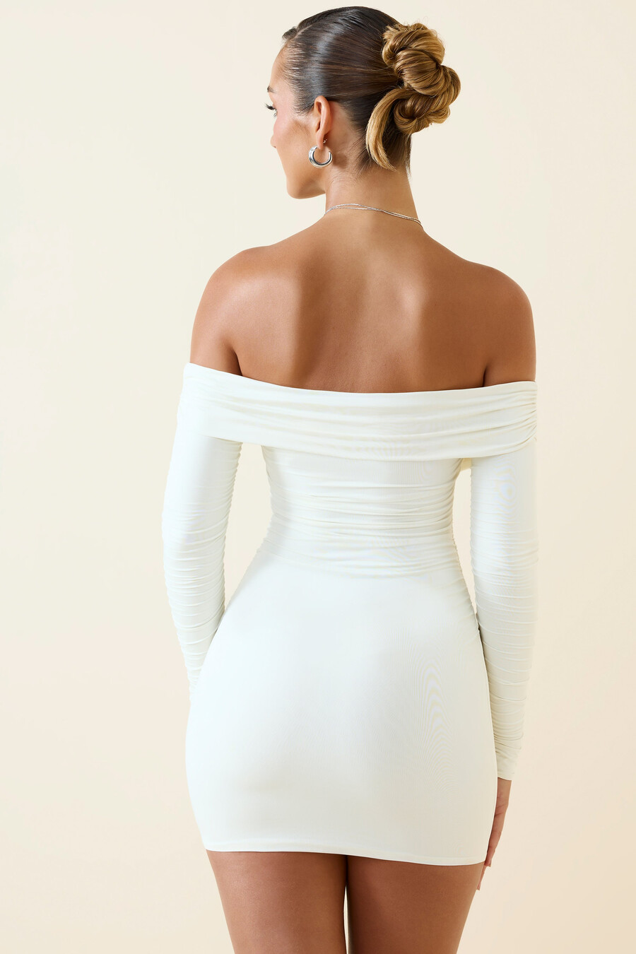 vestido curto justo com decote ombro a ombro e drapeado na cor baunilha.