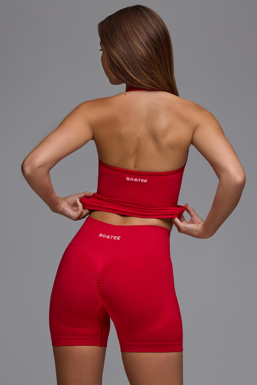 shorts curtos de cintura alta define luxe na cor vermelho cereja.