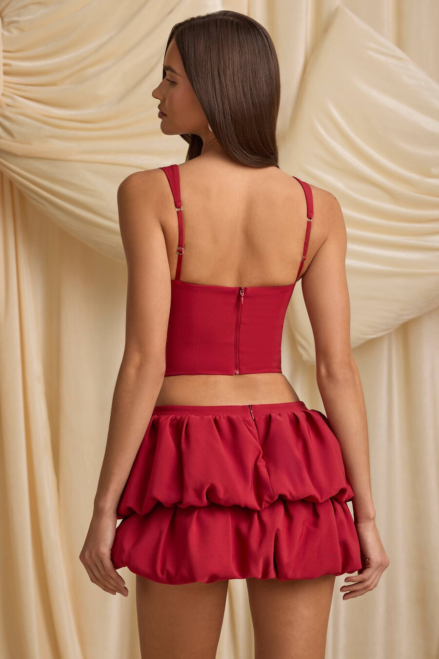 minissaia midi com barra em camadas e efeito bolha na cor vermelho vivo.