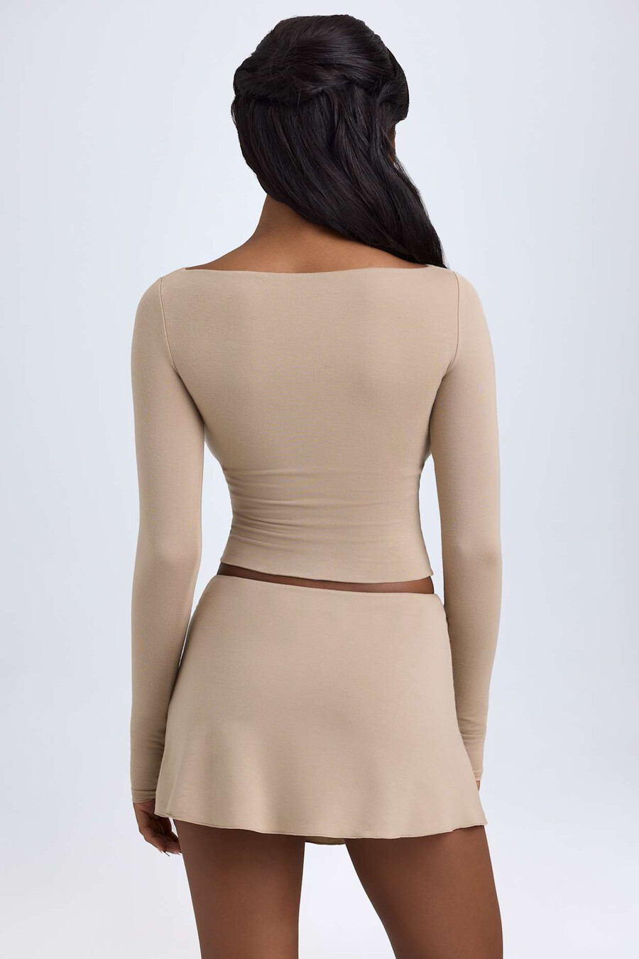 minissaia de cintura baixa em modal com detalhe de botões na cor taupe.