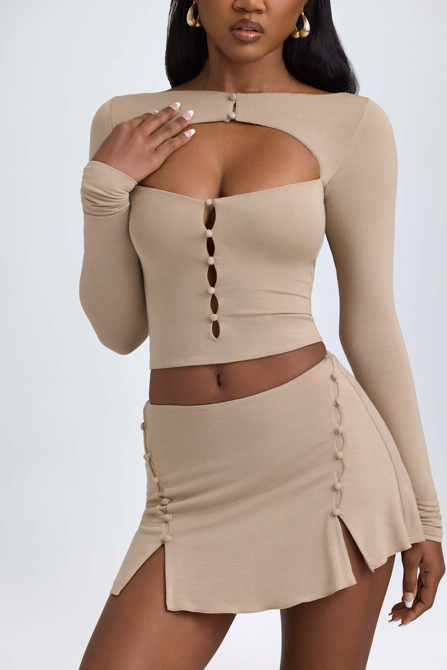 minissaia de cintura baixa em modal com detalhe de botões na cor taupe.