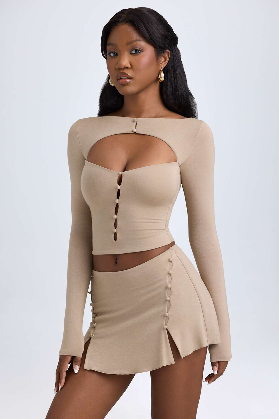 minissaia de cintura baixa em modal com detalhe de botões na cor taupe.
