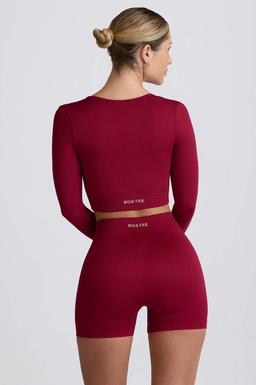 shorts curtos super sculpt seamless de cintura alta na cor bordô.