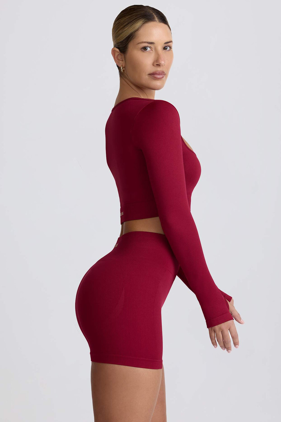 shorts curtos super sculpt seamless de cintura alta na cor bordô.