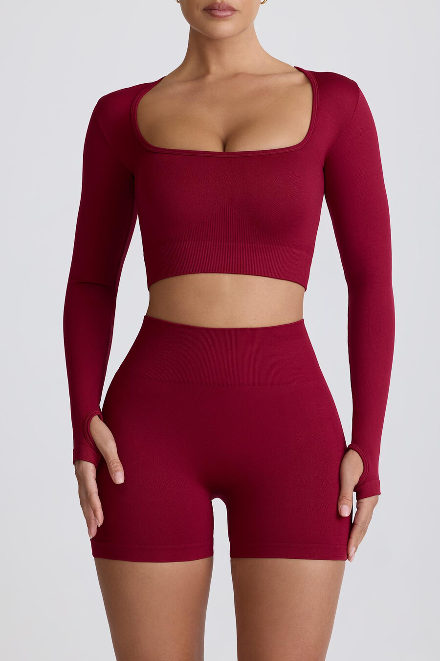 shorts curtos super sculpt seamless de cintura alta na cor bordô.