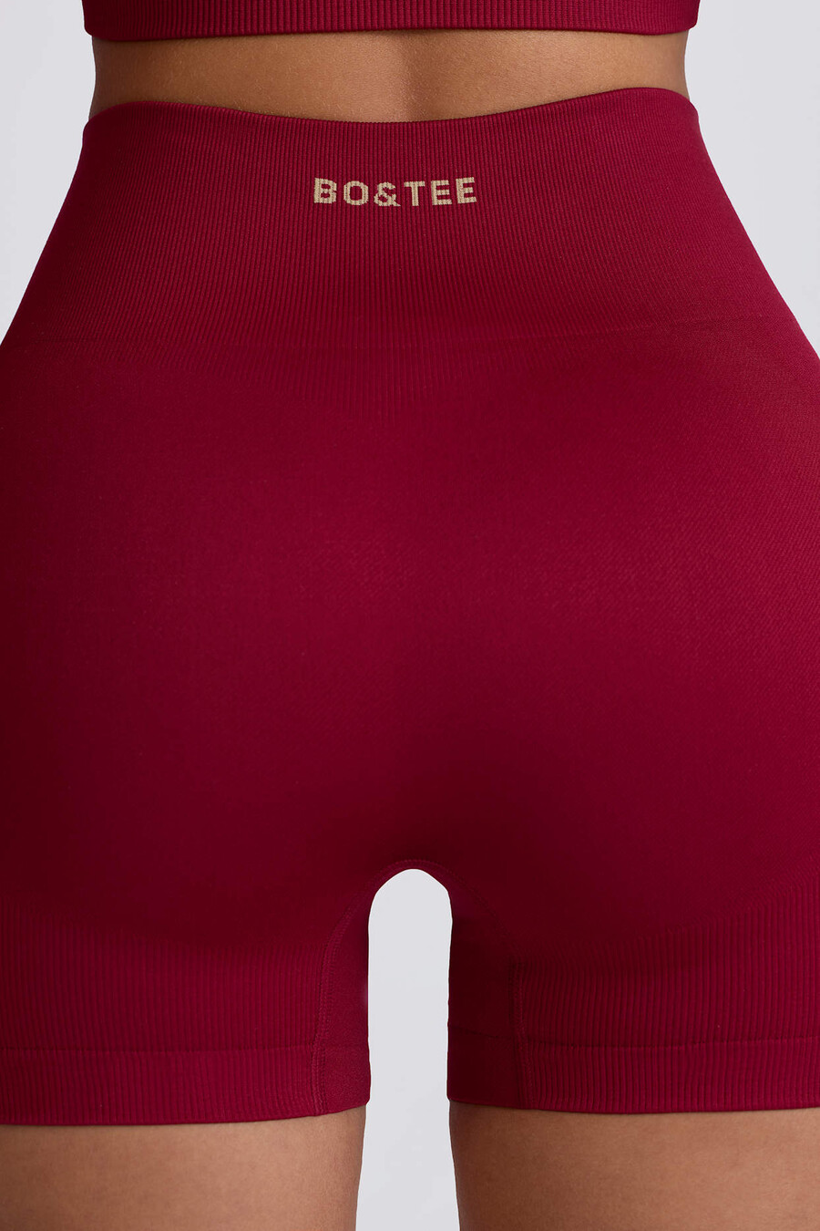 shorts curtos super sculpt seamless de cintura alta na cor bordô.
