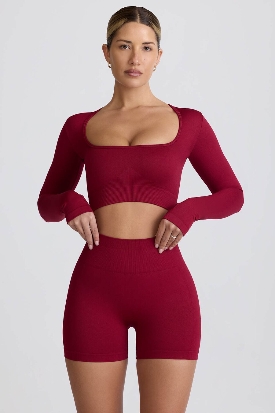 shorts curtos super sculpt seamless de cintura alta na cor bordô.
