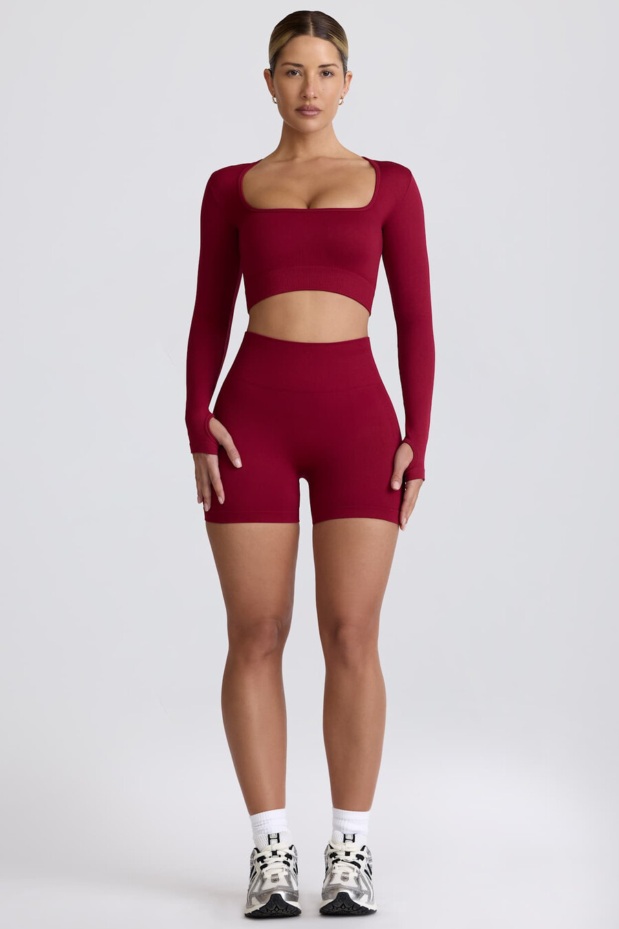 shorts curtos super sculpt seamless de cintura alta na cor bordô.