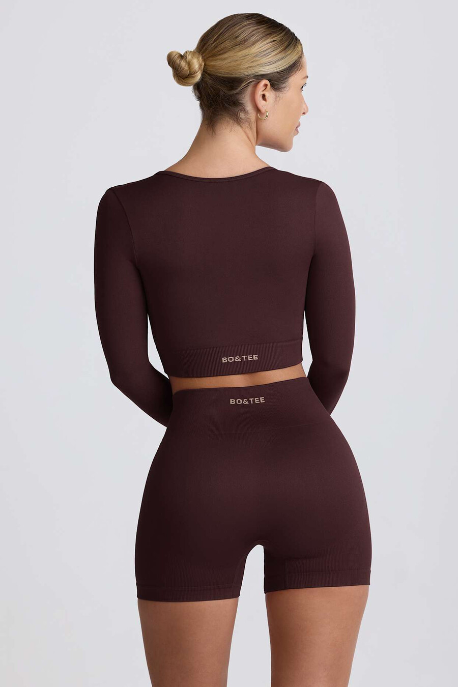 shorts curtos super sculpt seamless de cintura alta na cor chocolate.
