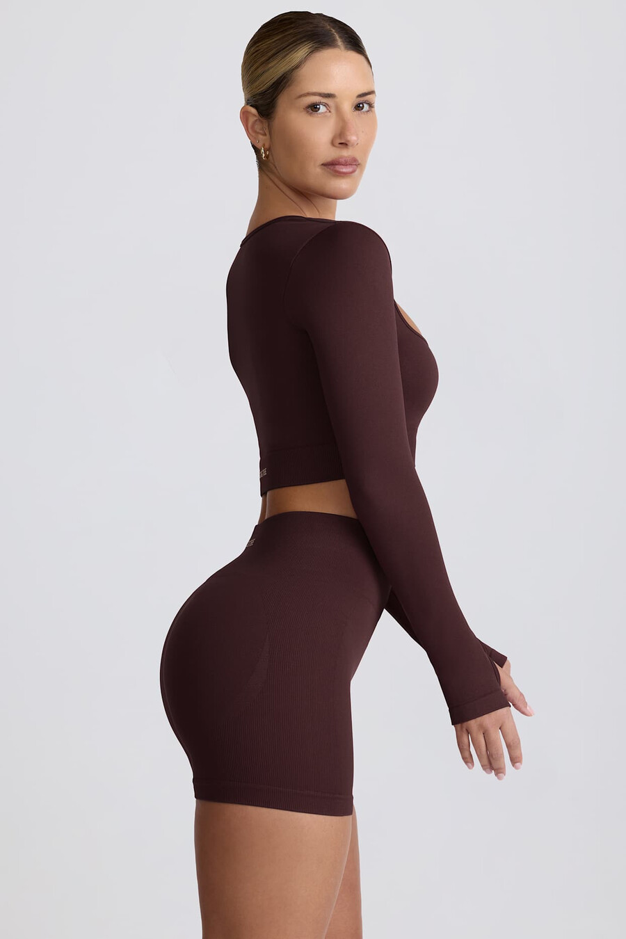 shorts curtos super sculpt seamless de cintura alta na cor chocolate.
