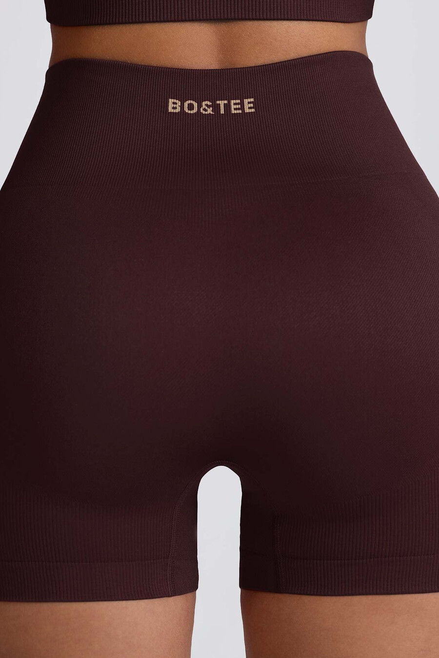 shorts curtos super sculpt seamless de cintura alta na cor chocolate.
