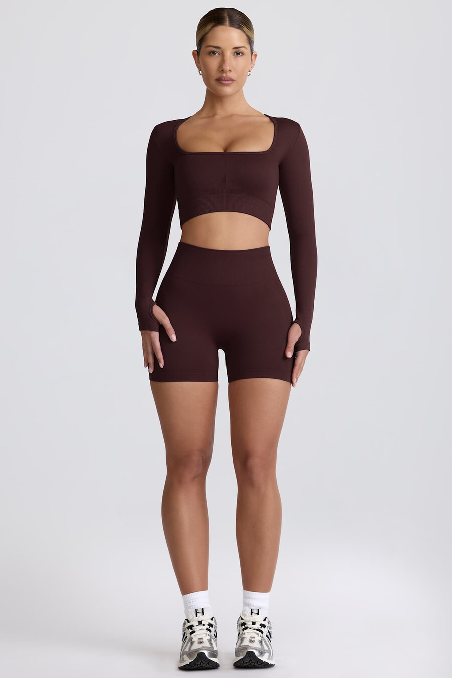 shorts curtos super sculpt seamless de cintura alta na cor chocolate.