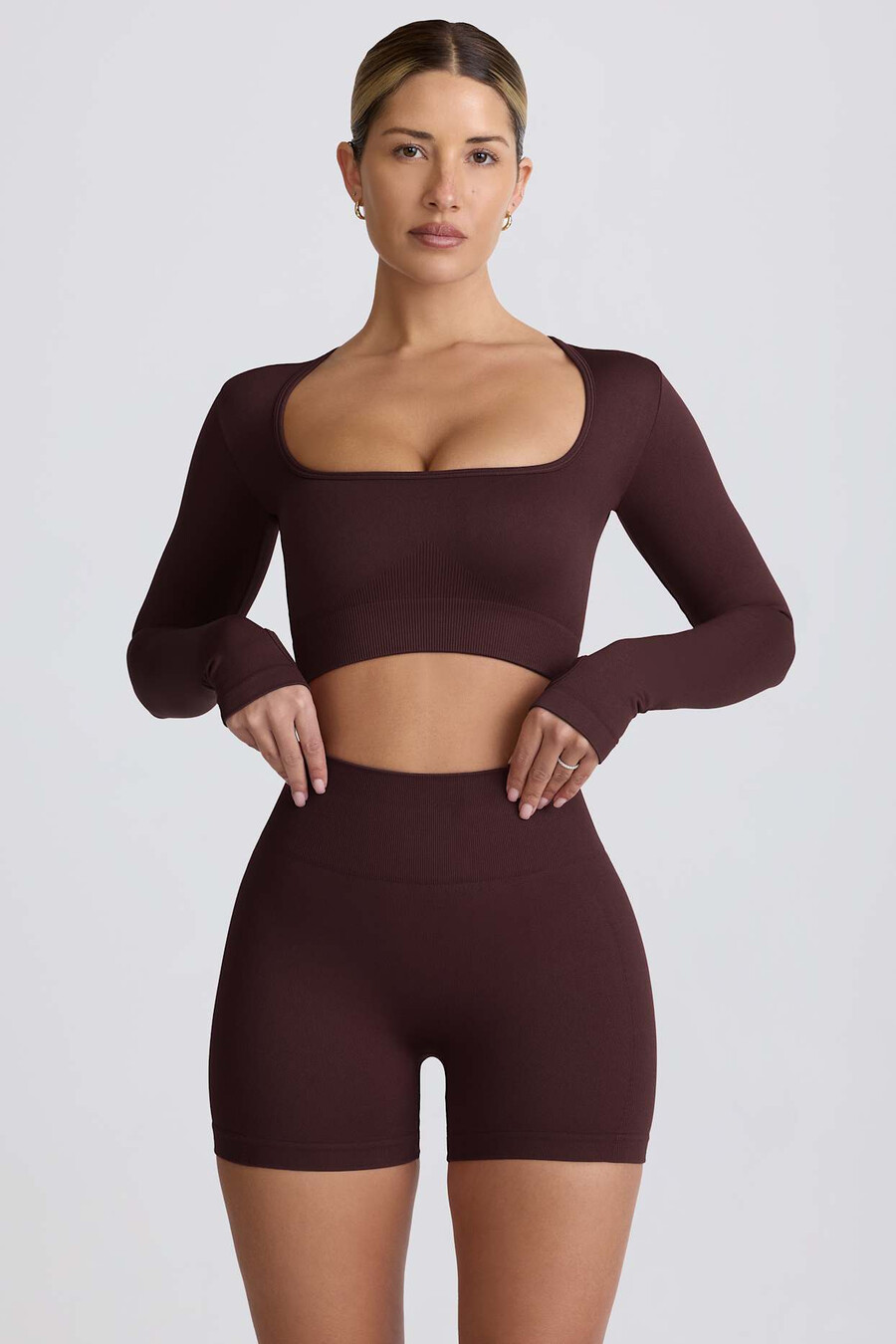 shorts curtos super sculpt seamless de cintura alta na cor chocolate.