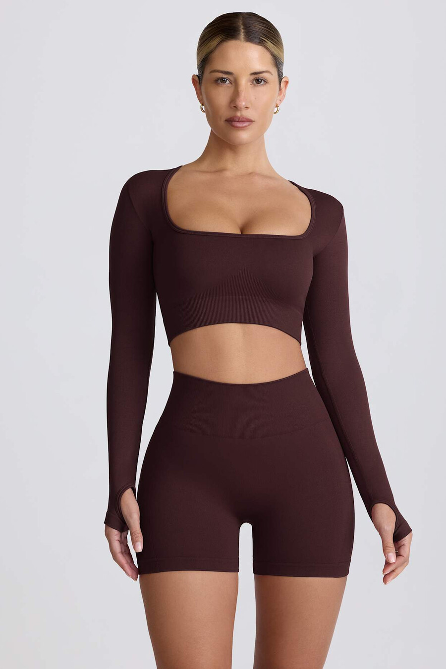 shorts curtos super sculpt seamless de cintura alta na cor chocolate.