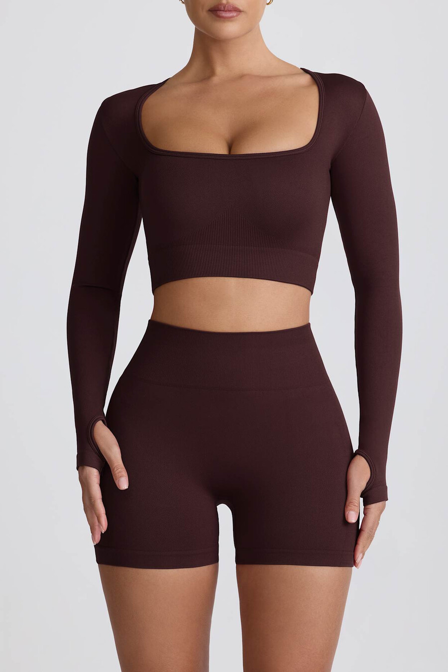 shorts curtos super sculpt seamless de cintura alta na cor chocolate.