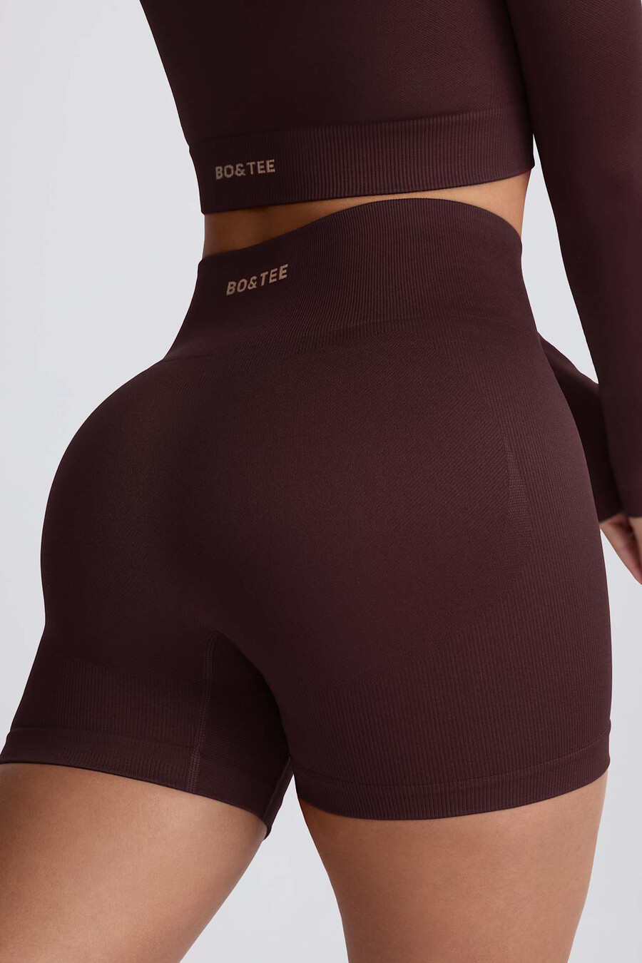 shorts curtos super sculpt seamless de cintura alta na cor chocolate.