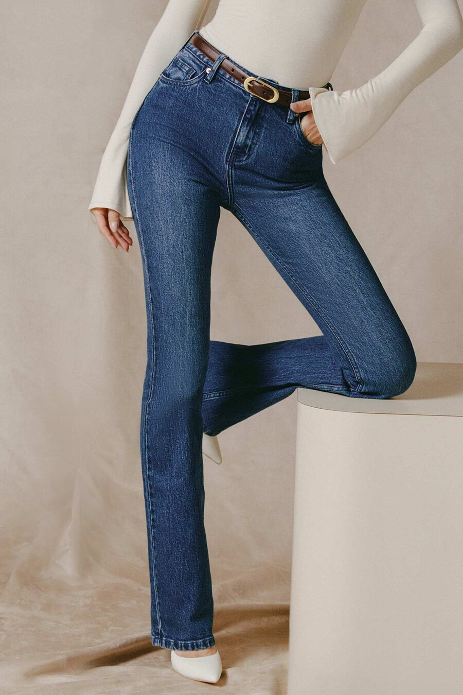 calça jeans flare de cintura alta na cor índigo.