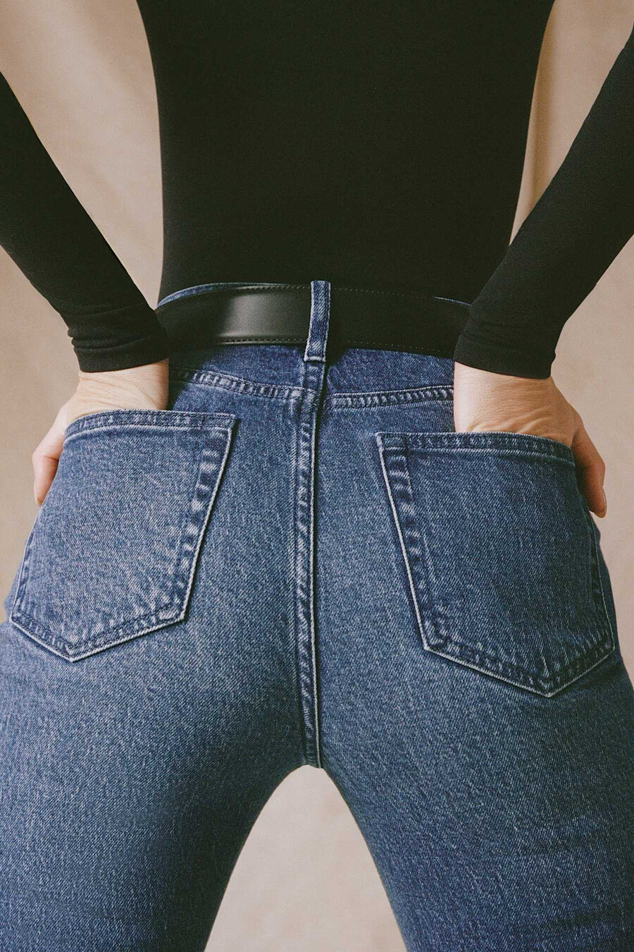 calça jeans flare de cintura alta na cor índigo.