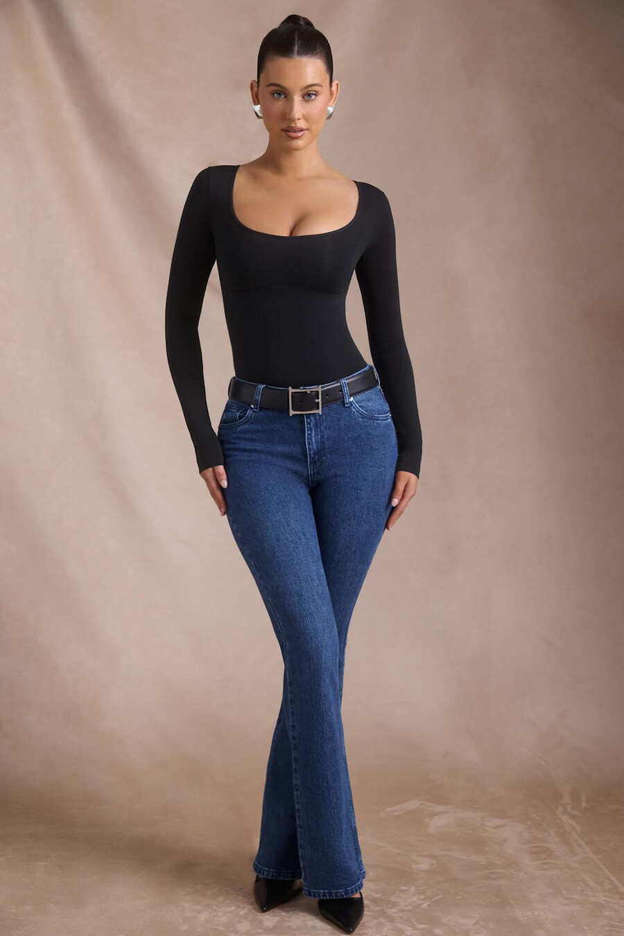 calça jeans flare de cintura alta na cor índigo.