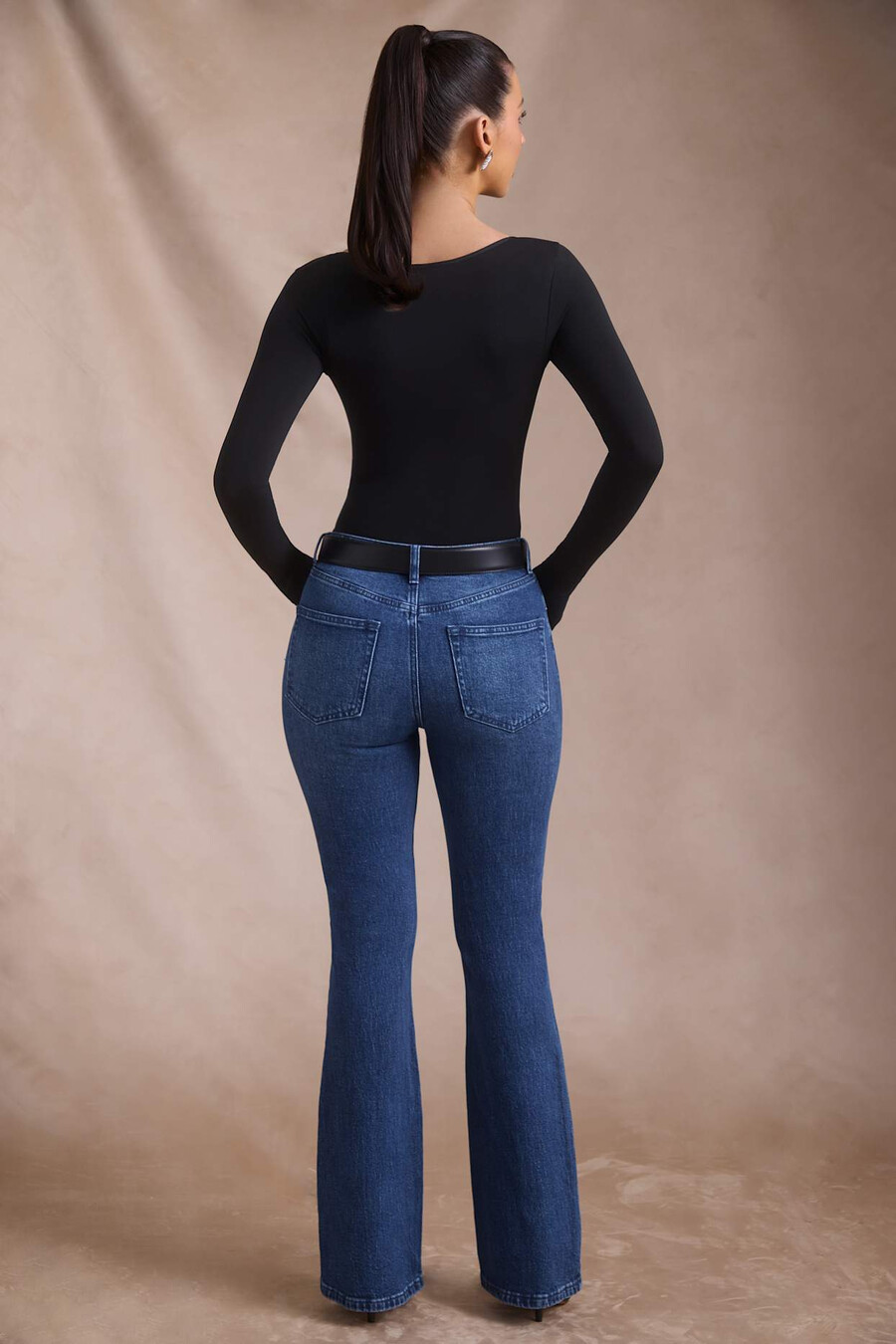 calça jeans flare de cintura alta na cor índigo.