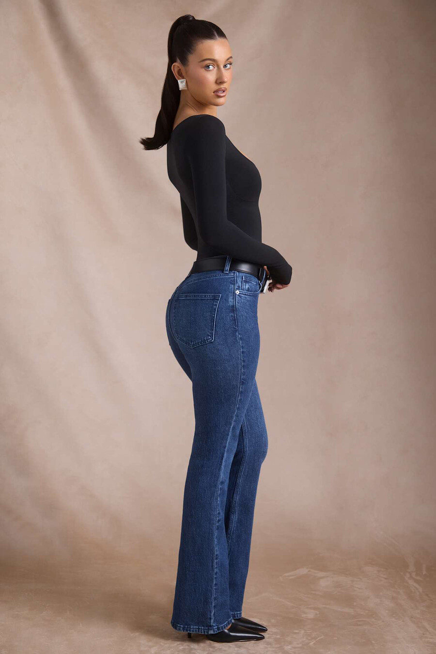 calça jeans flare de cintura alta na cor índigo.