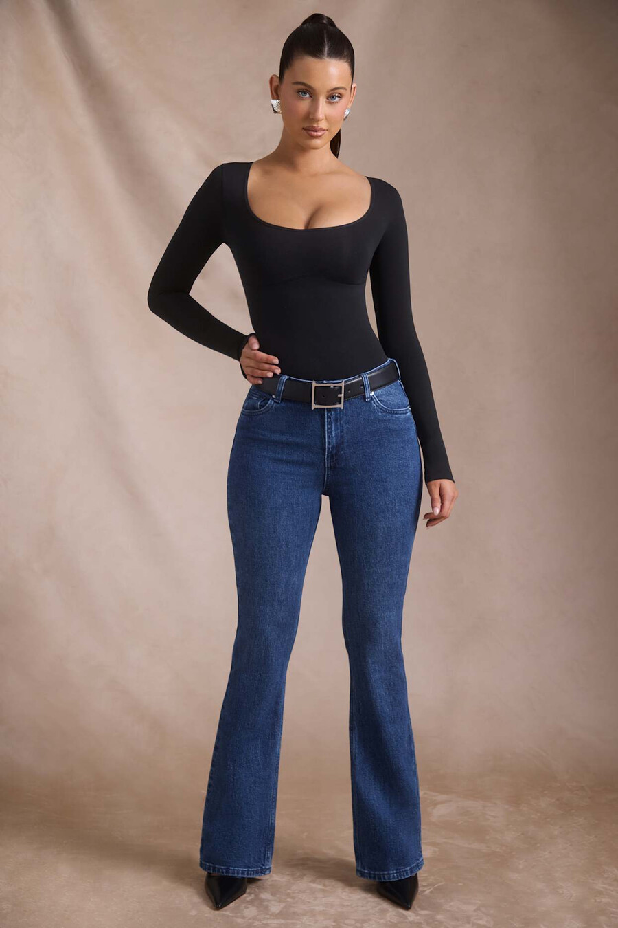 calça jeans flare de cintura alta na cor índigo.