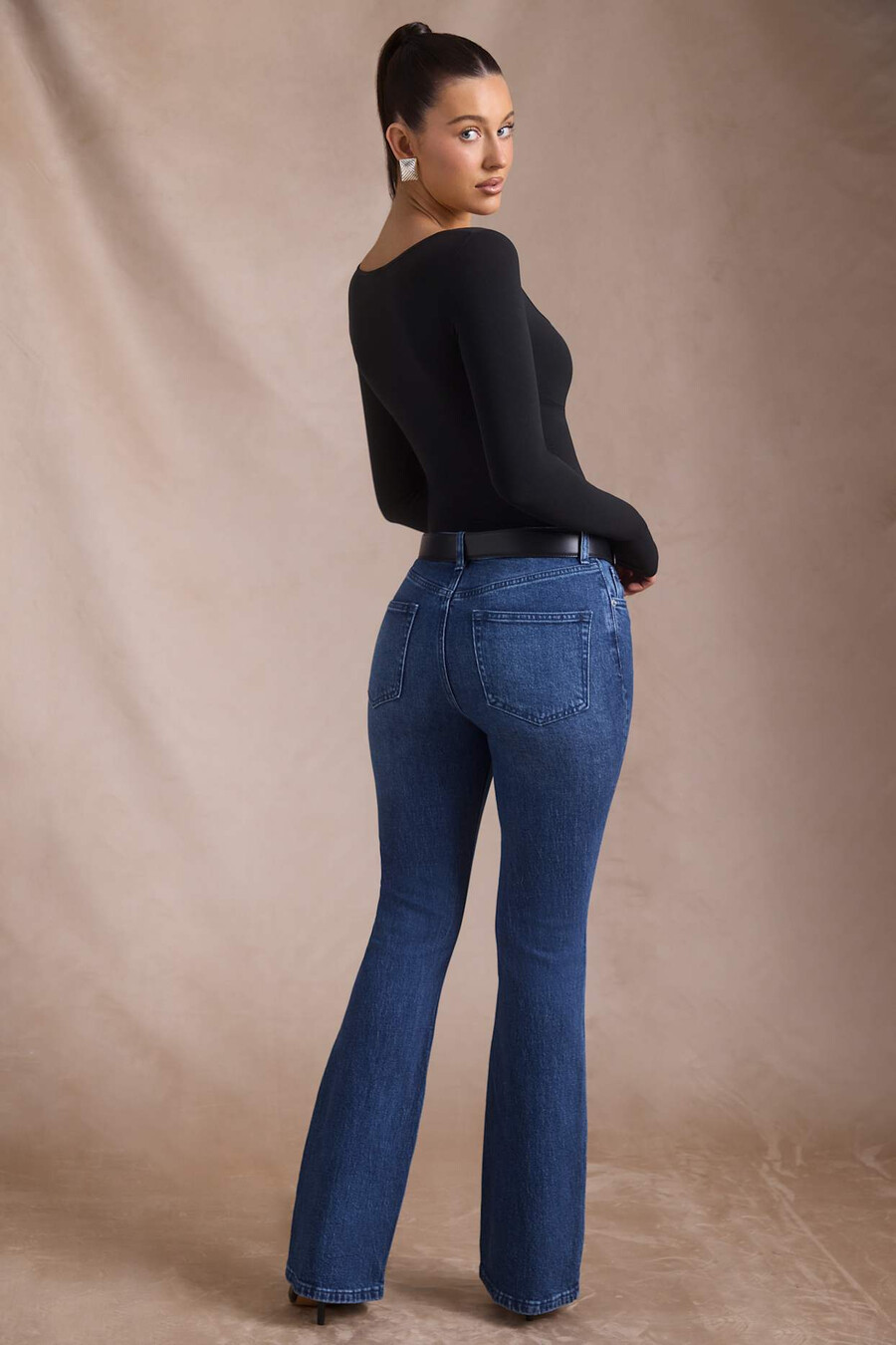calça jeans flare de cintura alta na cor índigo.