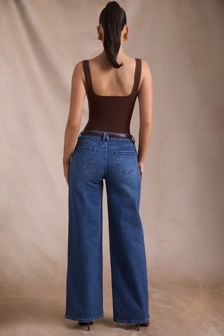 calça jeans de cintura baixa e pernas largas na cor índigo.