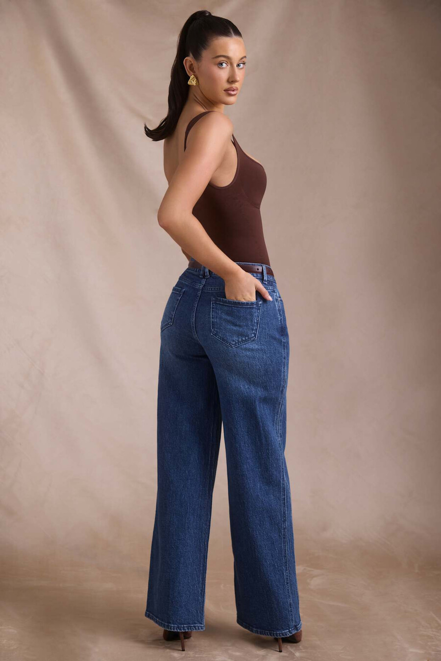 calça jeans de cintura baixa e pernas largas na cor índigo.