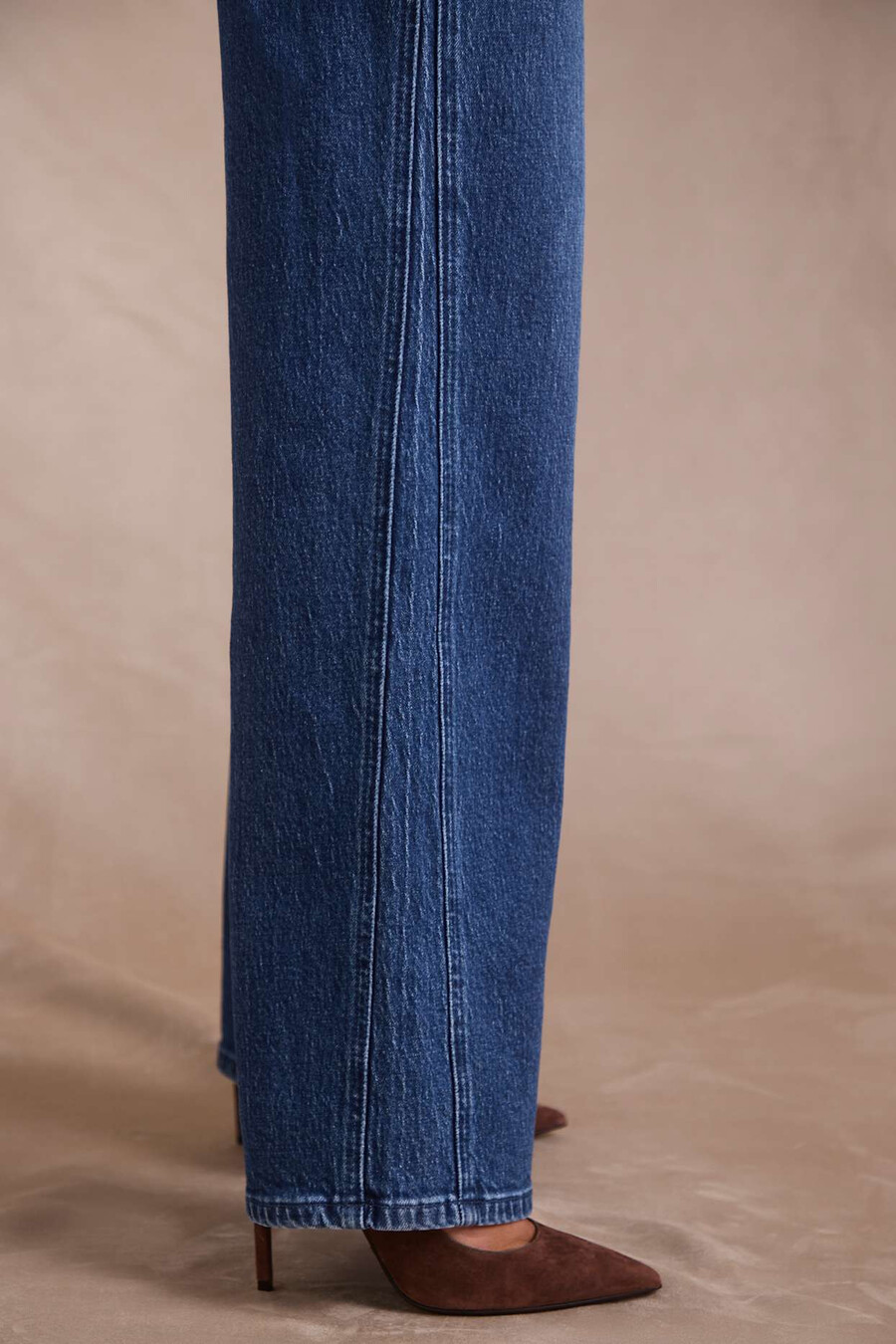 calça jeans de cintura baixa e pernas largas na cor índigo.