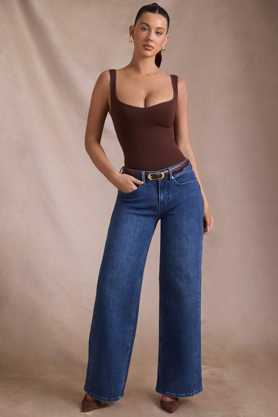 calça jeans de cintura baixa e pernas largas na cor índigo.