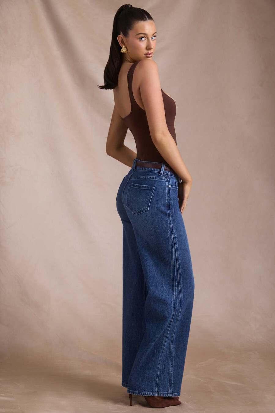 calça jeans de cintura baixa e pernas largas na cor índigo.