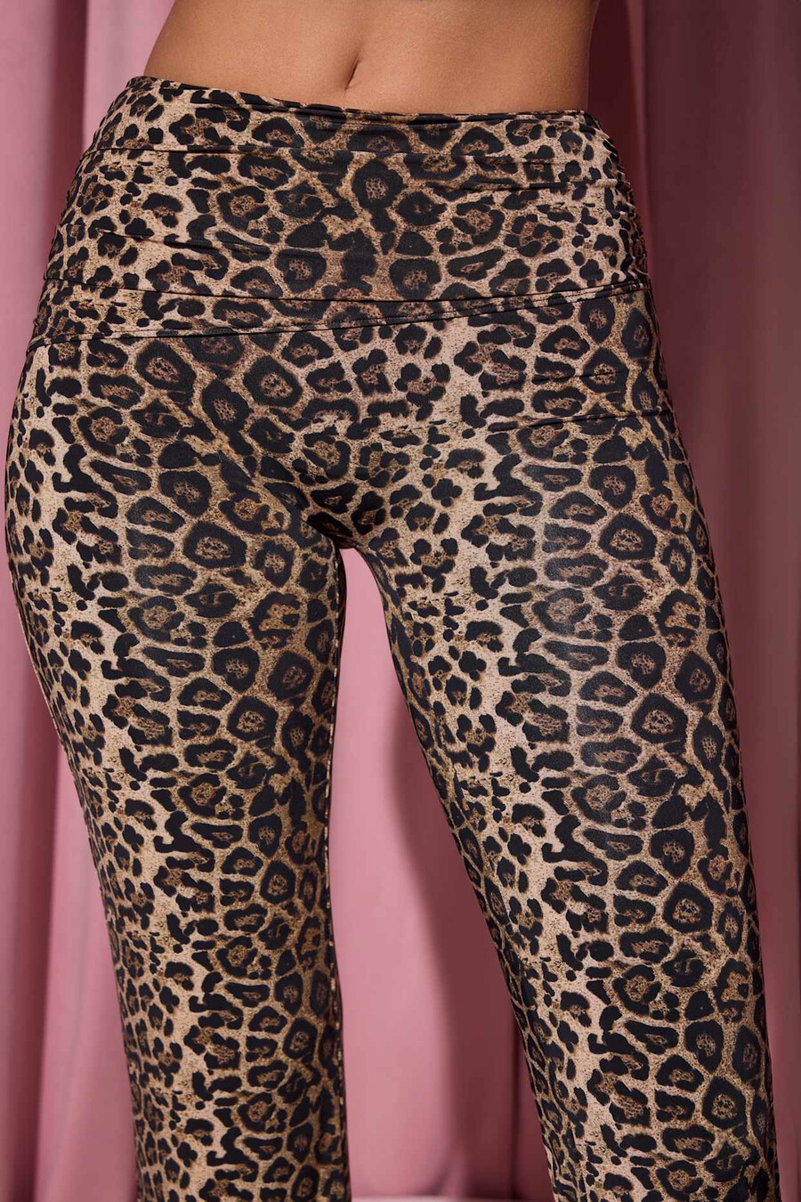 calças de cintura média e corte reto com estampa de leopardo