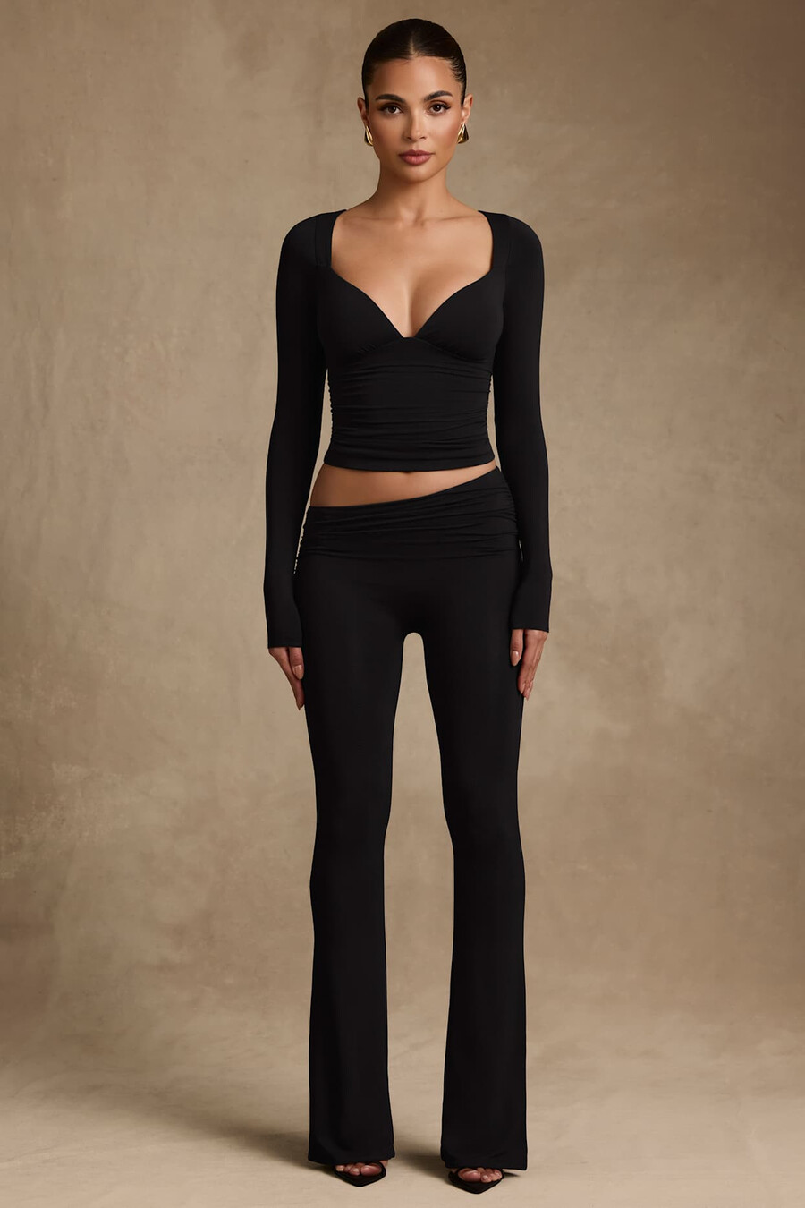 calça flare assimétrica em modal na cor preta.