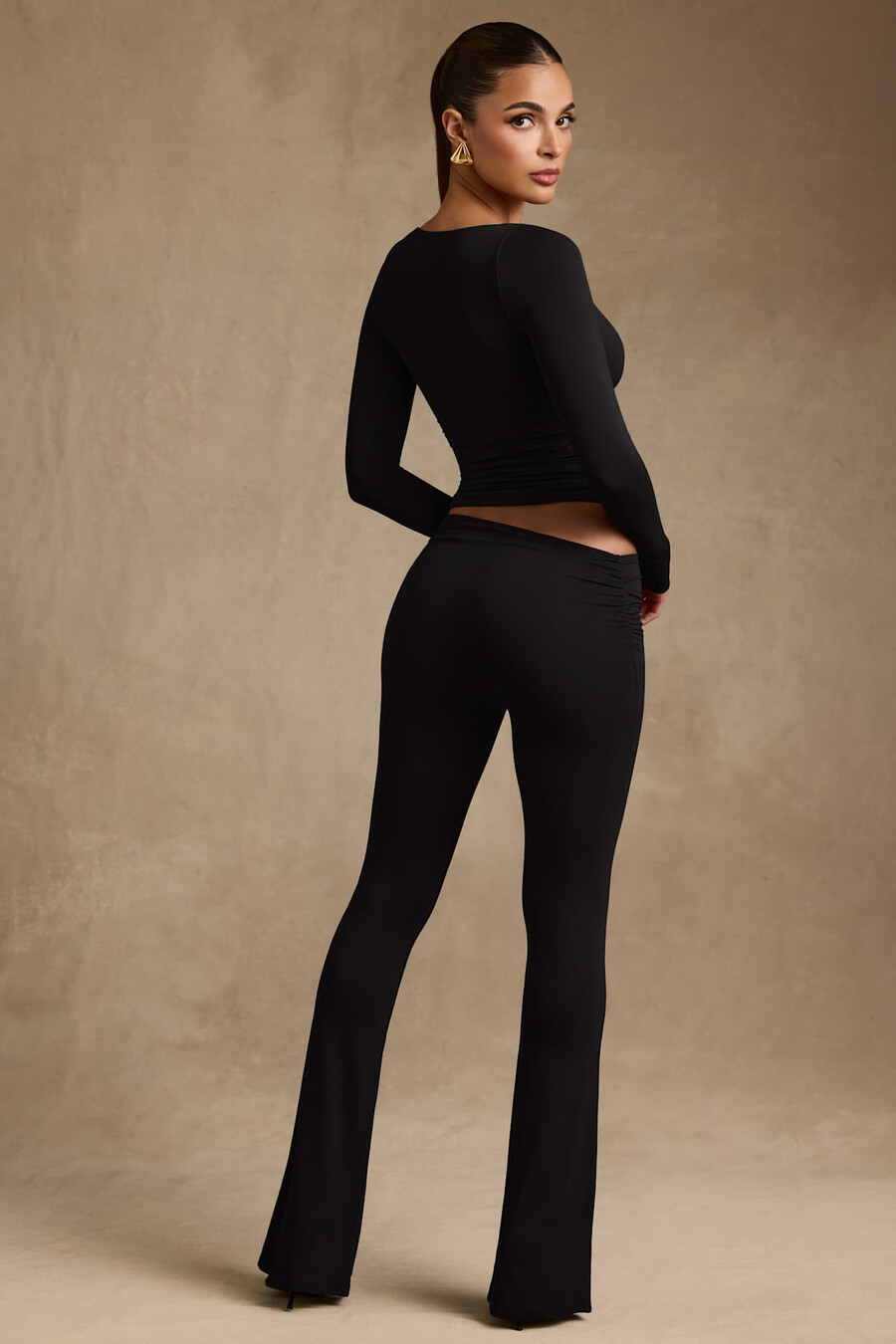 calça flare assimétrica em modal na cor preta.