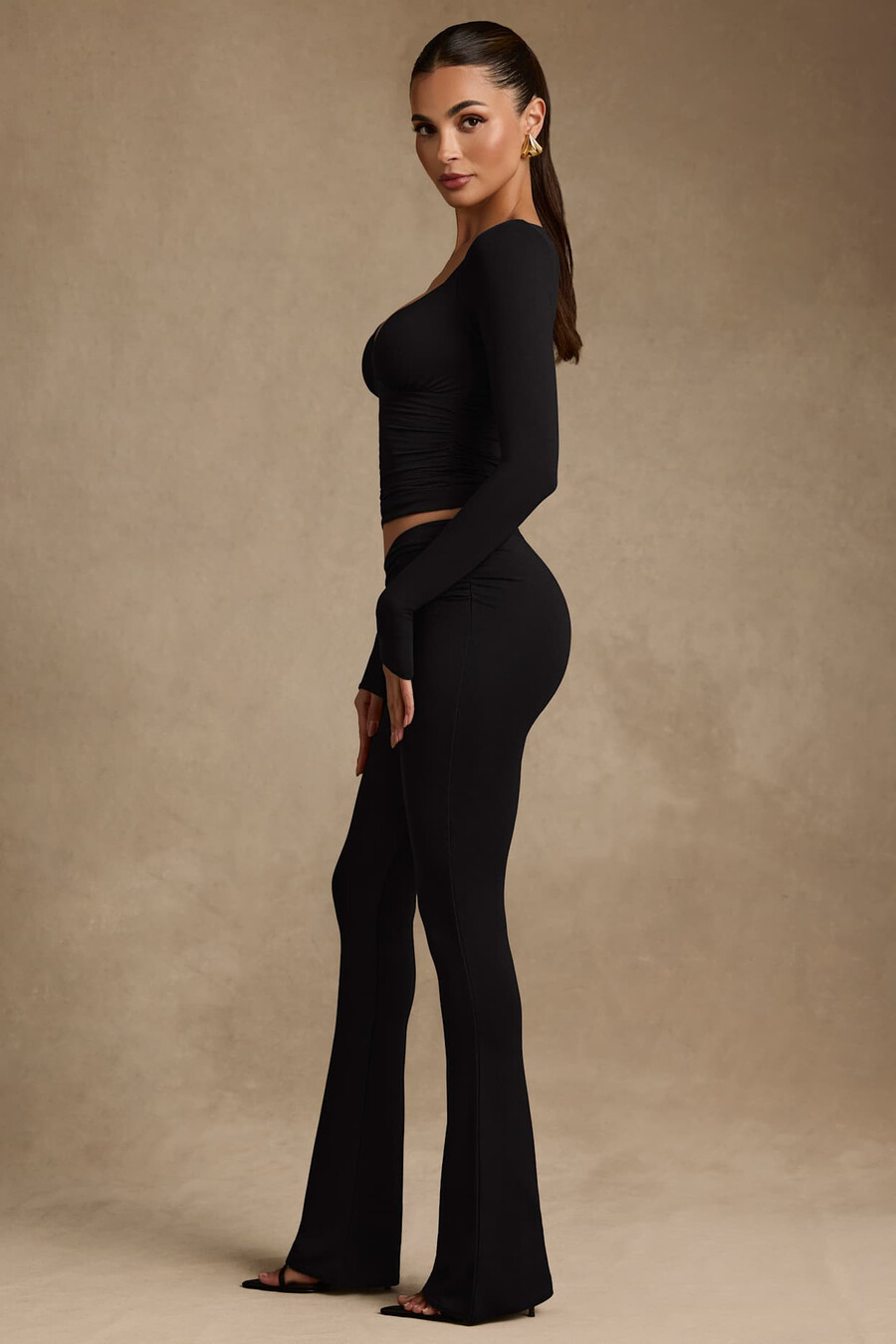 calça flare assimétrica em modal na cor preta.
