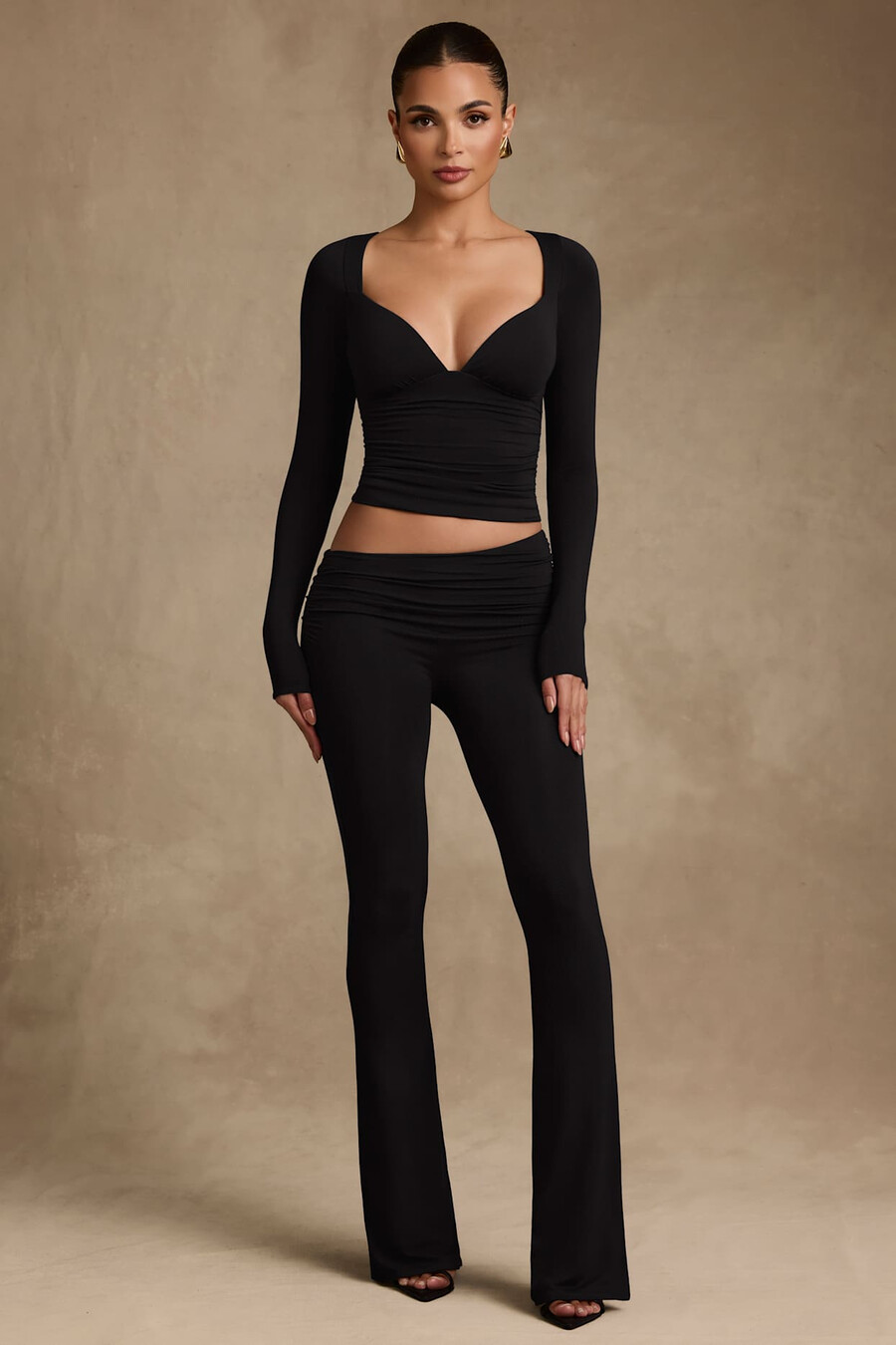 calça flare assimétrica em modal na cor preta.