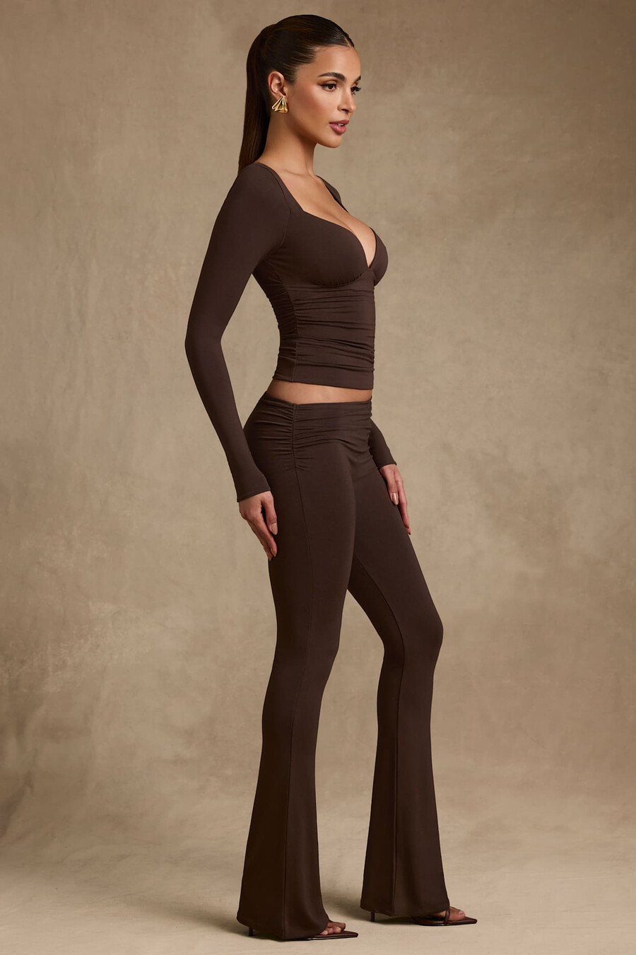 calça flare assimétrica em modal na cor marrom chocolate