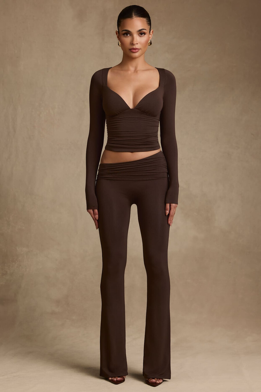 calça flare assimétrica em modal na cor marrom chocolate