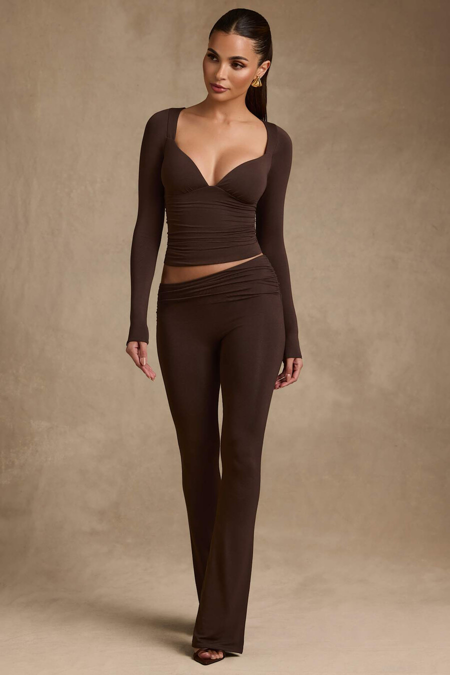 calça flare assimétrica em modal na cor marrom chocolate